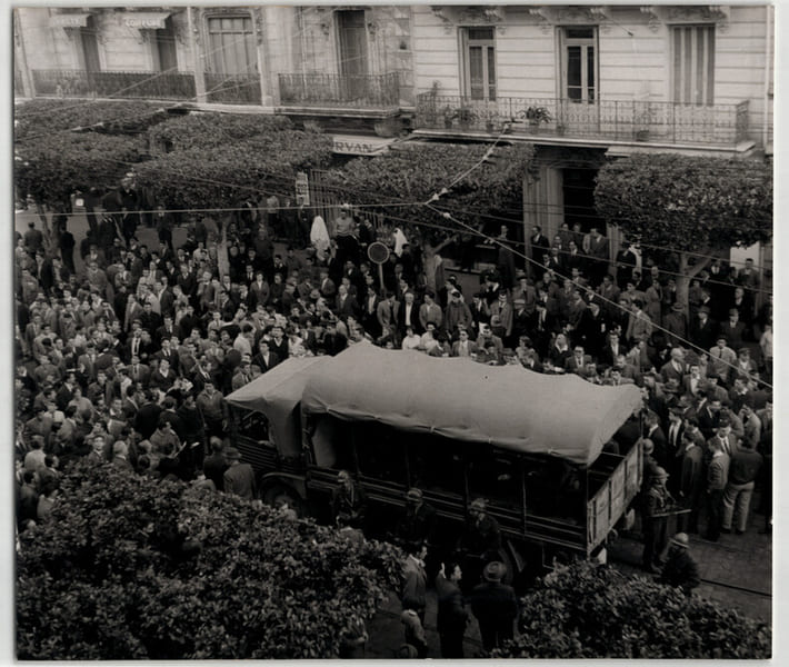 Photographie argentique 1960 Alg&eacute;rie Semaine des barricades Manifestation. 