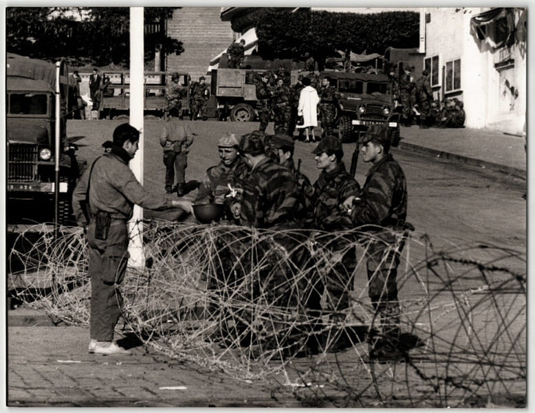 Photographie argentique 1960 Guerre d' Alg&eacute;rie Semaine des barricades. 