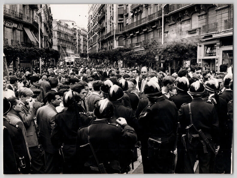 Photographie argentique 1960 Guerre d' Alg&eacute;rie Semaine des barricades. 