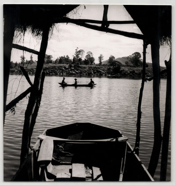 Grande photographie argentique Ann&eacute;es 60 Madagascar Pirogues 20,3x21,3 cm. 