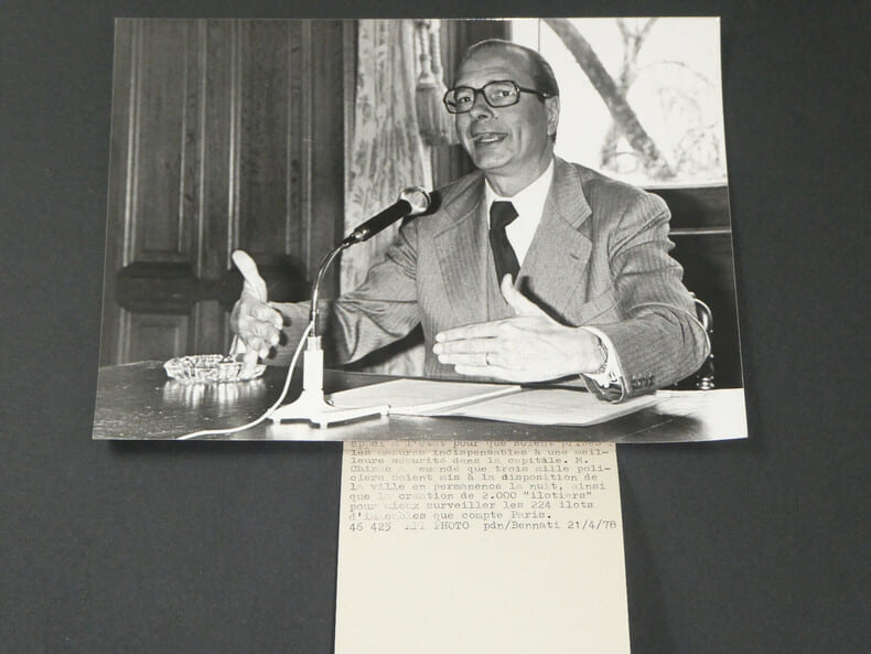 Photographie noir et Blanc d'&eacute;poque ann&eacute;es 70 AFP Jacques CHIRAC Police PARIS 78. 