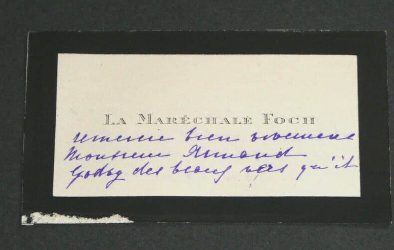 La Mar&eacute;chale Foch - Carte de visite autographe &agrave; Armand Godoy, "&eacute;mue et touch&eacute;e". La Mar&eacute;chale FOCH