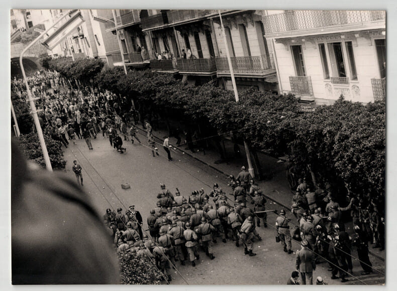 Photographie argentique 1960 Les affrontements Alg&eacute;rie Semaine des barricades. 