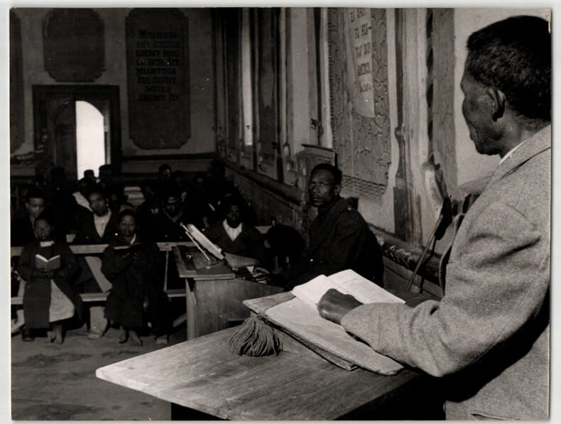 Grande photographie argentique Ann&eacute;es 60 Madagascar Le culte 27,4x21 cm. 