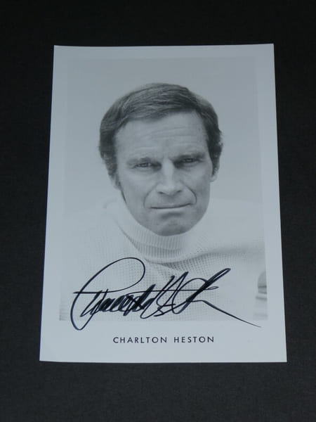 Charlton Heston, autographe sign&eacute; au feutre sur photo col roul&eacute;. Charlton Heston