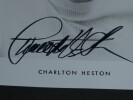 Charlton Heston, autographe sign&eacute; au feutre sur photo col roul&eacute;. Charlton Heston