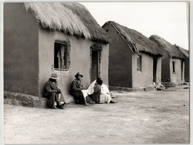 Grande photographie argentique Ann&eacute;es 60 Madagascar Habitations 27,3x21 cm. 