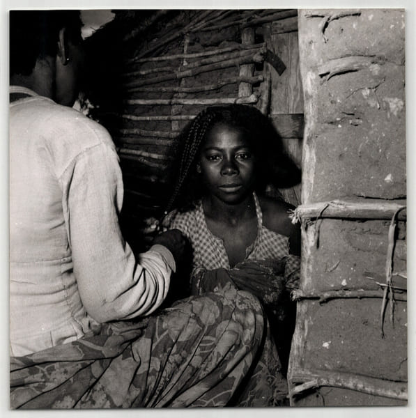 Grande photographie argentique Ann&eacute;es 60 Madagascar Coiffure femme 21x21 cm. 