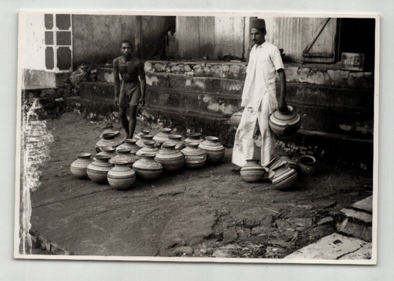 Photographie argentique Ann&eacute;es 60 Madagascar poteries. 