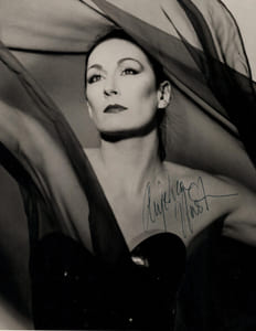 Anjelica HUSTON autographe - GRANDE PHOTOGRAPHIE SIGNÉE de sa main 25 x 20 cm