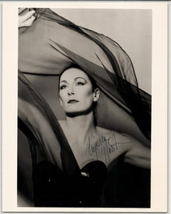 Anjelica HUSTON autographe - GRANDE PHOTOGRAPHIE SIGNÉE de sa main 25 x 20 cm