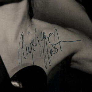 Anjelica HUSTON autographe - GRANDE PHOTOGRAPHIE SIGNÉE de sa main 25 x 20 cm