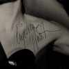 Anjelica HUSTON autographe - GRANDE PHOTOGRAPHIE SIGN&Eacute;E de sa main 25 x 20 cm. Anjelica HUSTON