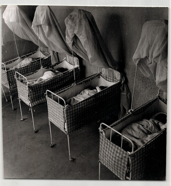 Grande photographie argentique Ann&eacute;es 60 Madagascar Nursery 20,9x21,9 cm. 