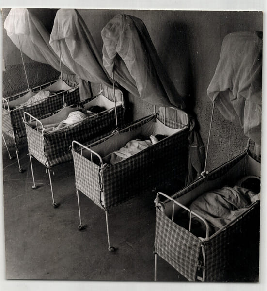 Grande photographie argentique Ann&eacute;es 60 Madagascar Nursery 20,9x21,9 cm. 