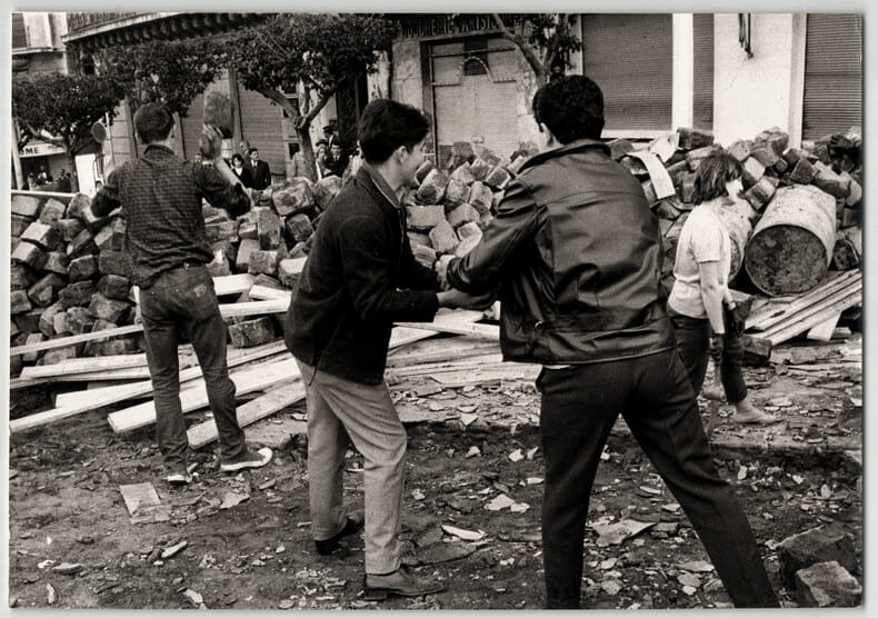 Photographie argentique 1960 Guerre d'Alg&eacute;rie Construction des barricades. 