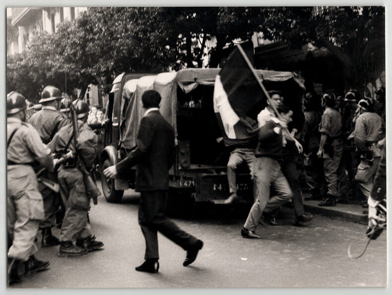 Photographie argentique 1960 Guerre d'Alg&eacute;rie Semaine des barricades. 