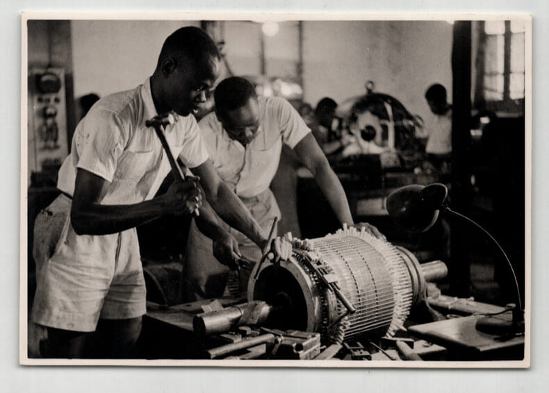 Photographie argentique Ann&eacute;es 60 Madagascar travailleurs. 