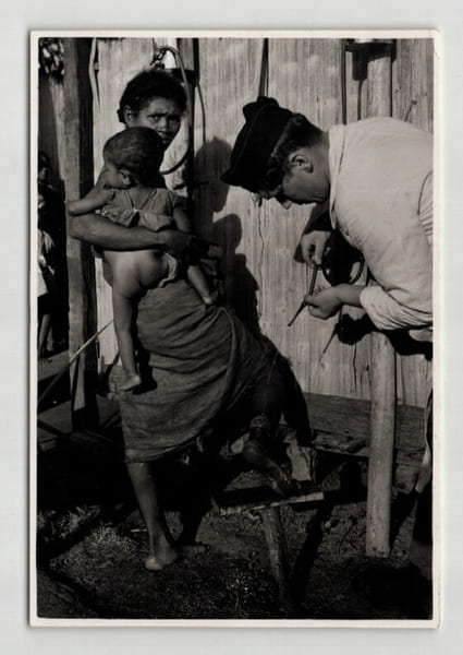 Photographie argentique Ann&eacute;es 60 Madagascar Femme avec un enfant dans les bras. 