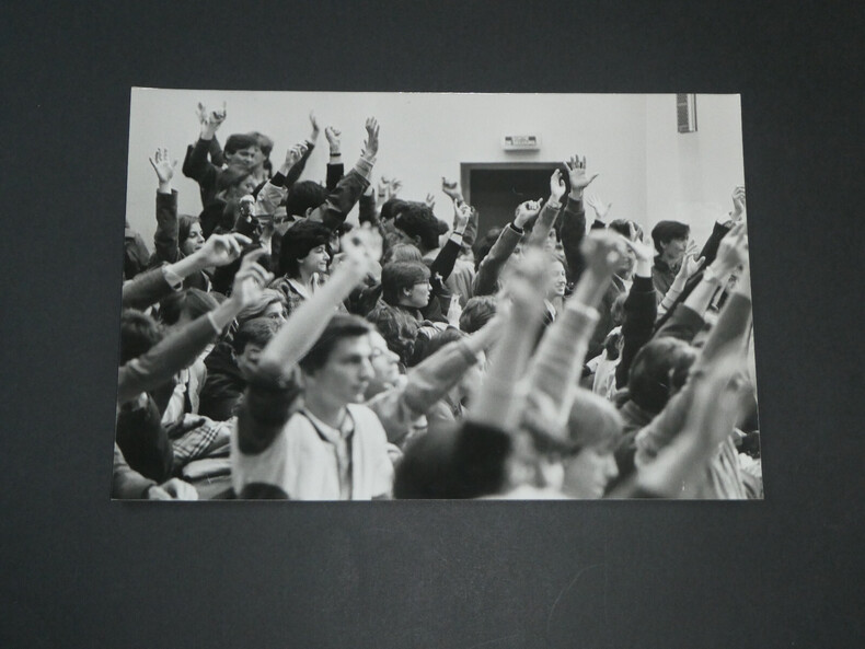 Photographie noir et Blanc d'&eacute;poque ann&eacute;es 70 SYGMA, Assembl&eacute;e G&eacute;n&eacute;rale des &eacute;tudiants de la Fac de droit de MALAKOFF &agrave; Paris, contre la loi SAVARY le ...