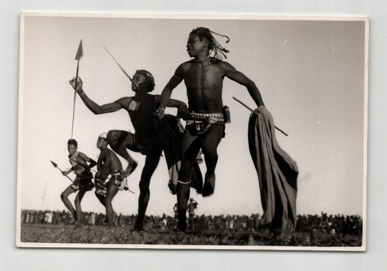 Photographie argentique Ann&eacute;es 60 Danse traditionnelle Madagascar. 