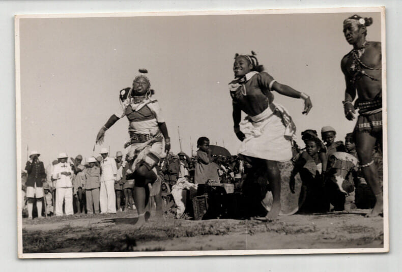 Photographie argentique Ann&eacute;es 60 Madagascar danse traditionnelle. 
