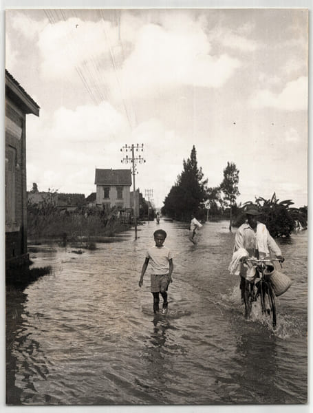Grande photographie argentique Ann&eacute;es 60 Madagascar inondation 20,9x27,3 cm. 