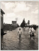Grande photographie argentique Ann&eacute;es 60 Madagascar inondation 20,9x27,3 cm. 