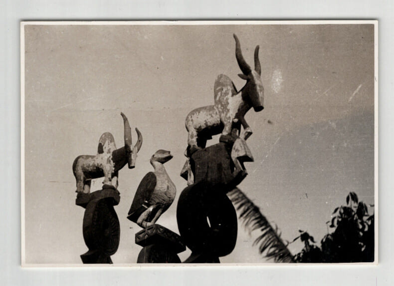 Photographie argentique Ann&eacute;es 60 Madagascar Monuments fun&eacute;raires. 