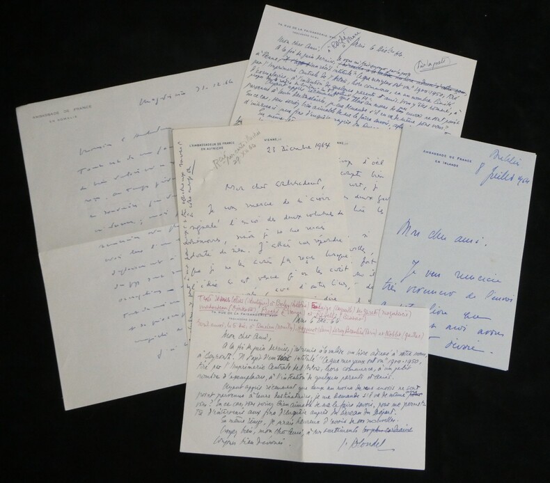 Ensemble de 5 lettres autographes sign&eacute;es, des Ambassadeurs de France en Somalie, en Autriche, en Irlande et J.F. Blondel, 1964. Jean de Garnier des ...