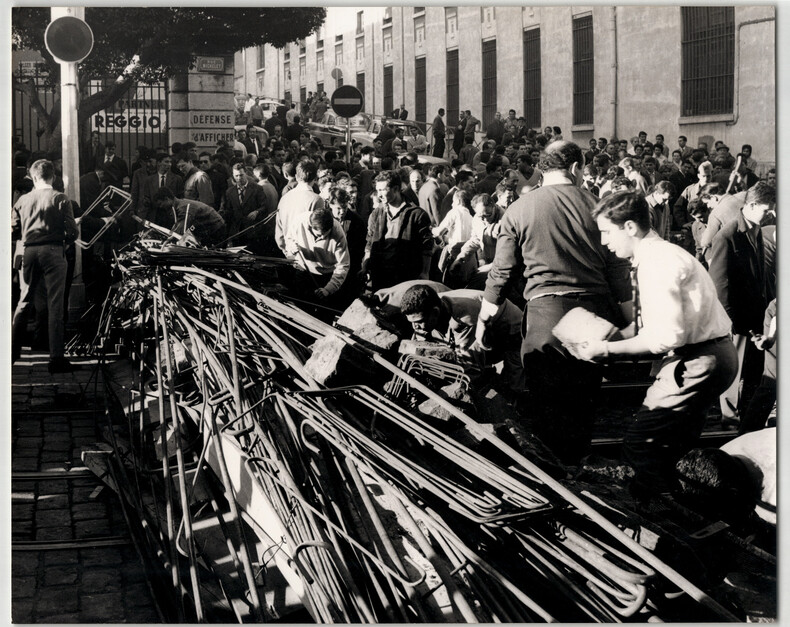 Photographie argentique 1960 Guerre d' Alg&eacute;rie &Eacute;rection des barricades. 