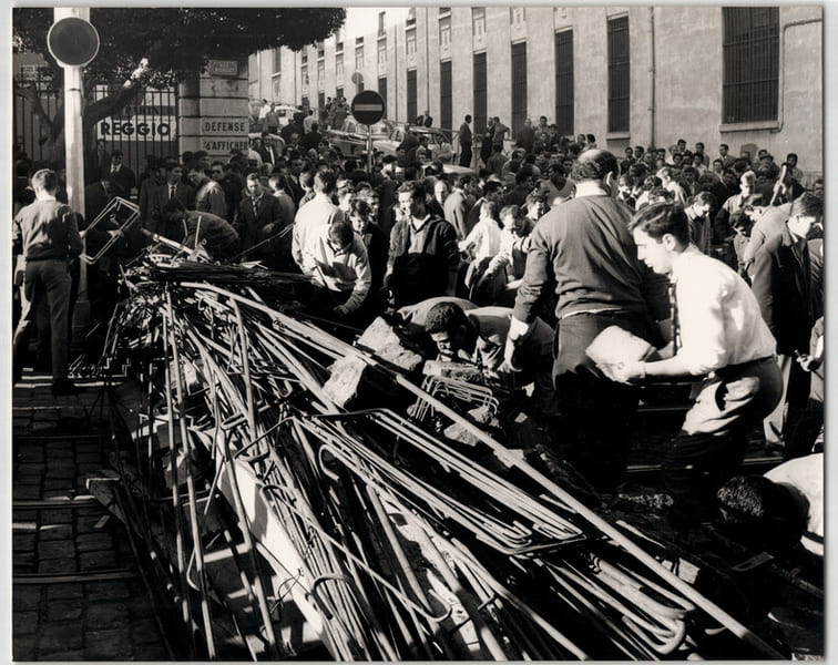 Photographie argentique 1960 Guerre d' Alg&eacute;rie &Eacute;rection des barricades. 