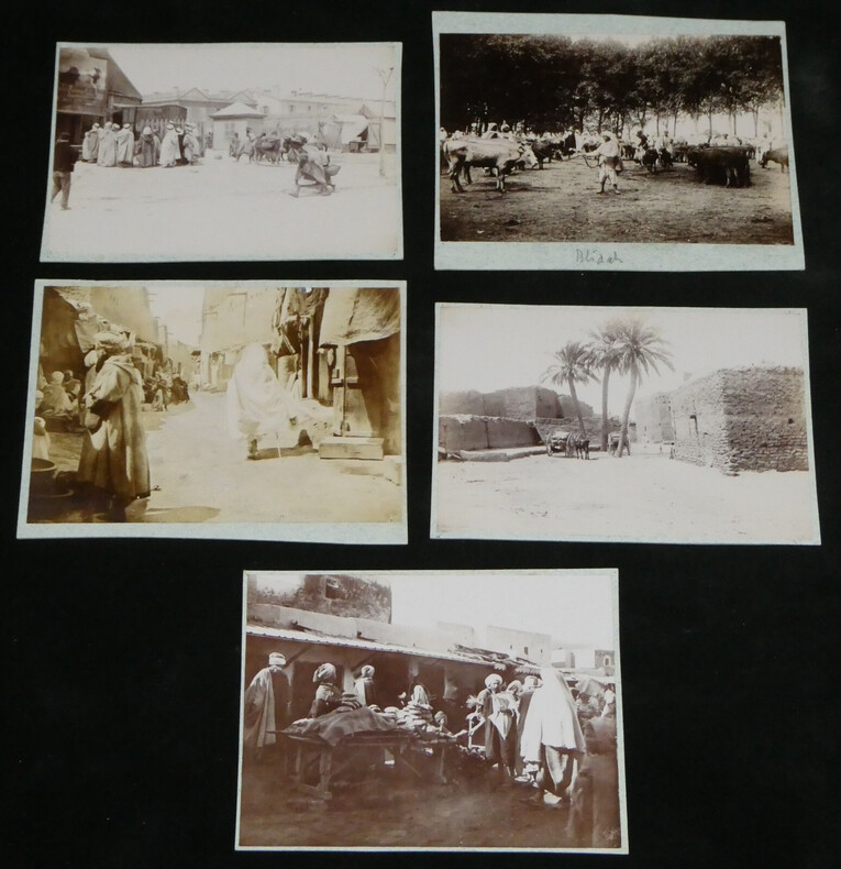 Ensemble de 8 photographies circa 1900 - Tunisie, sc&egrave;nes village anim&eacute;es costume. 
