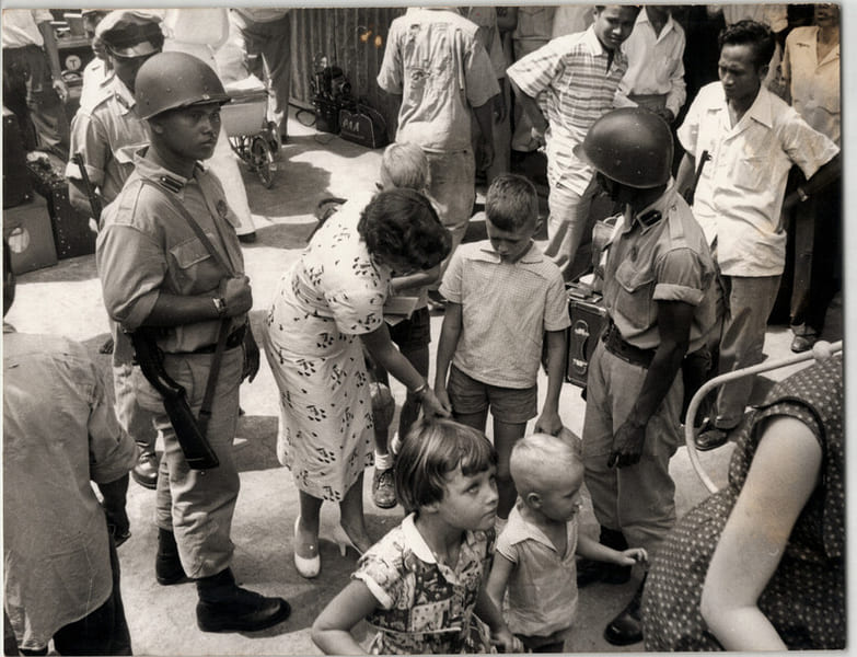 Photographie argentique 1957 Indon&eacute;sie l' expulsion des Hollandais. Raymond Darolle / Photo Europress