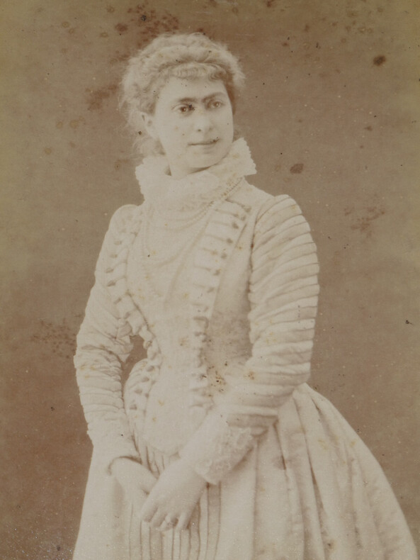 Blanche BARRETTA - Photographie portrait format cabinet par NADAR. NADAR (F&eacute;lix Tournachon)