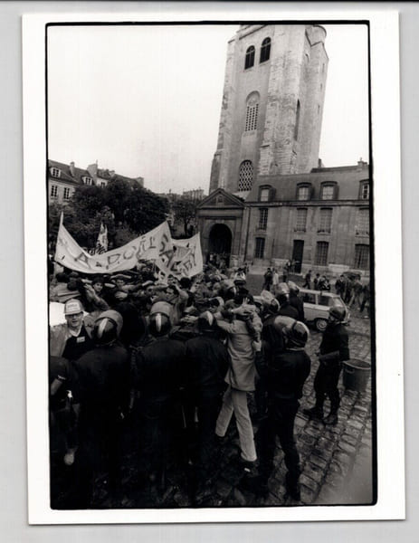 Photographie &agrave; l'&eacute;glise Saint-Germain-des-Pr&eacute;s durant une manifestation. A. Aubert