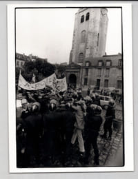 Photographie à l'église Saint-Germain-des-Prés durant une manifestation