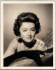 Myrna LOY, actrice - GRANDE PHOTOGRAPHIE SIGN&Eacute;E ET D&Eacute;DICAC&Eacute;E 25 x 20 cm. Myrna LOY