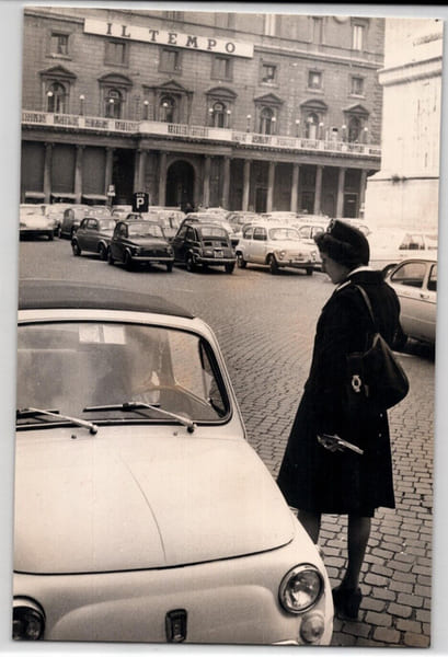 Photographie en noir et blanc Italie "Il tempo", Ghisa, Fiat 500. 