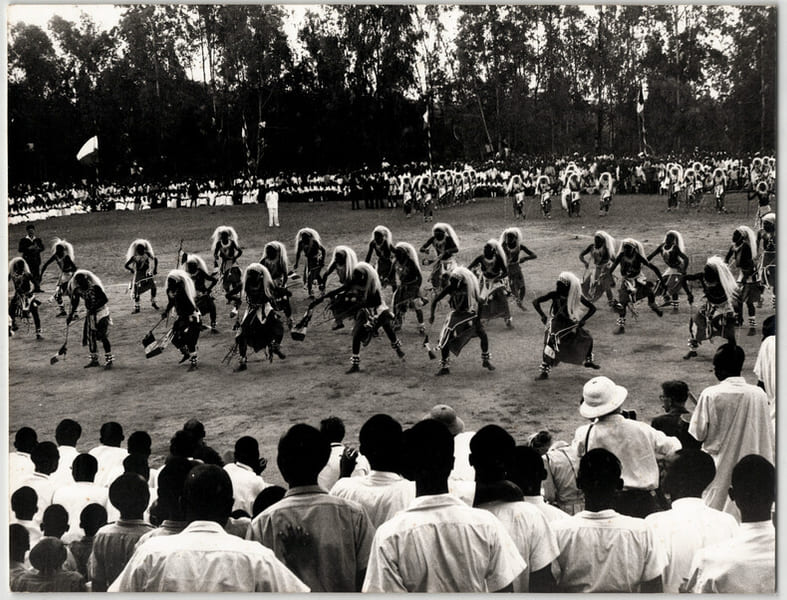 Photographie argentique de 1958 Rwanda La danse des guerriers Intore. 