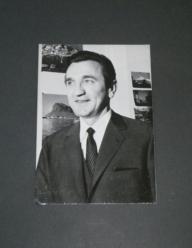 Photographie noir et Blanc d'&eacute;poque ann&eacute;es 70 O.R.T.F Roger COUDERC journaliste sportif fran&ccedil;ais. Roger COUDERC