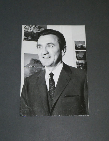 Photographie noir et Blanc d'&eacute;poque ann&eacute;es 70 O.R.T.F Roger COUDERC journaliste sportif fran&ccedil;ais. Roger COUDERC