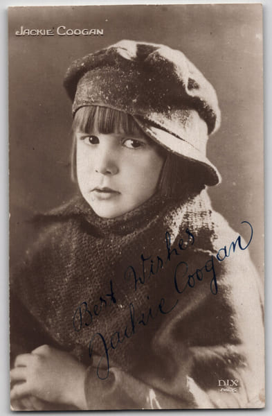 Jackie Coogan - Carte postale d&eacute;dicac&eacute;e et sign&eacute;e 8,7 x 13,7 cm. Jackie Coogan