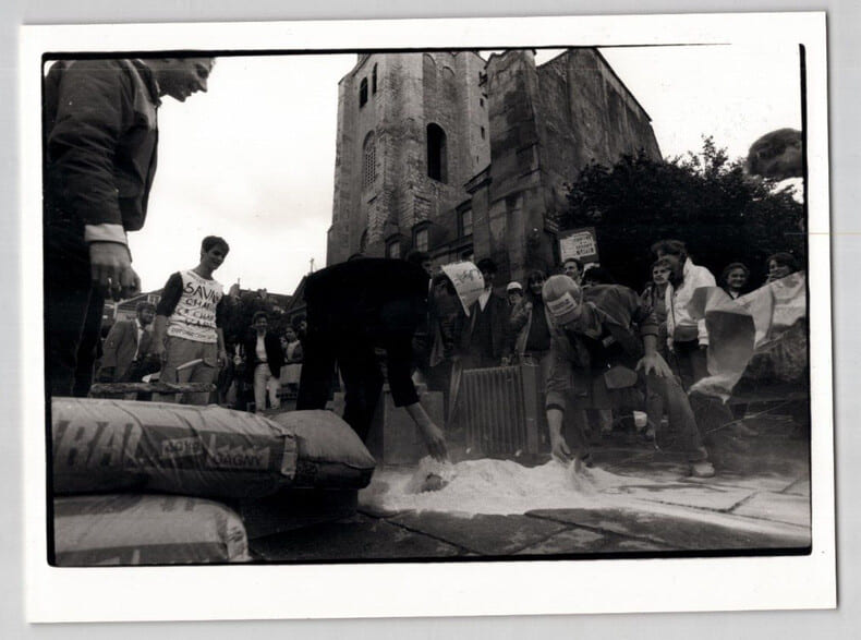 Photographie d'&eacute;poque protestation contre la loi Savary &agrave; l'&eacute;glise St-Germain. 