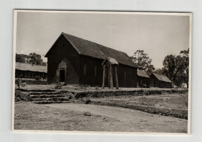 Photographie argentique Ann&eacute;es 60 Madagascar Temple de Manakavaly L&egrave;pre. 