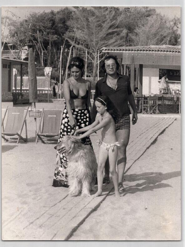 Photographie d'&eacute;poque Gabriella Palazzolo et sa fille Blyth en Versilia en Italie. Gabriella Palazzolo
