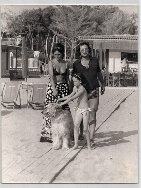 Photographie d'&eacute;poque Gabriella Palazzolo et sa fille Blyth en Versilia en Italie. Gabriella Palazzolo