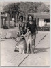 Photographie d'&eacute;poque Gabriella Palazzolo et sa fille Blyth en Versilia en Italie. Gabriella Palazzolo