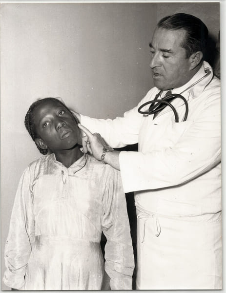 Grande photographie argentique Ann&eacute;es 60 Madagascar M&eacute;decin l&egrave;pre 21x27,3 cm. 