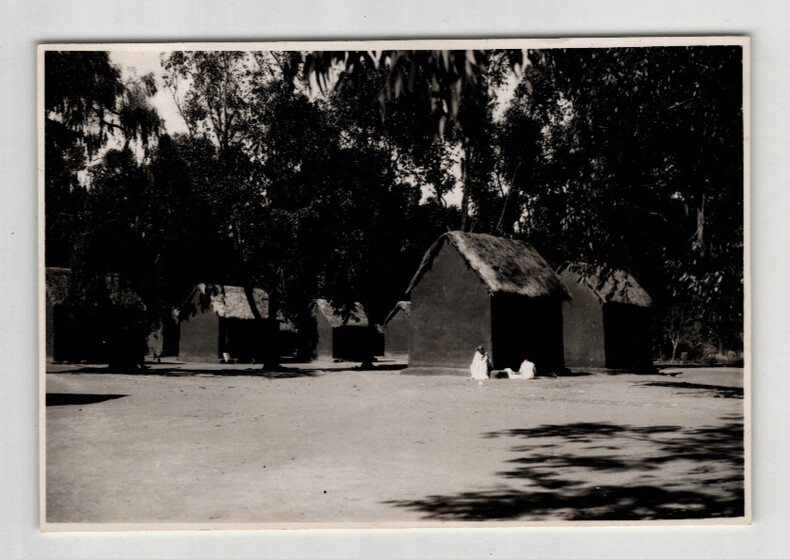 Photographie argentique Ann&eacute;es 60 Madagascar Cases des l&eacute;preux de Manakavaly. 